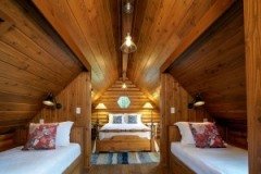 log-bunkhouse-torch-lake-vaulted-wood-ceiling.jpg-nggid0261-ngg0dyn-300x200x100-00f0w010c010r110f110r010t010